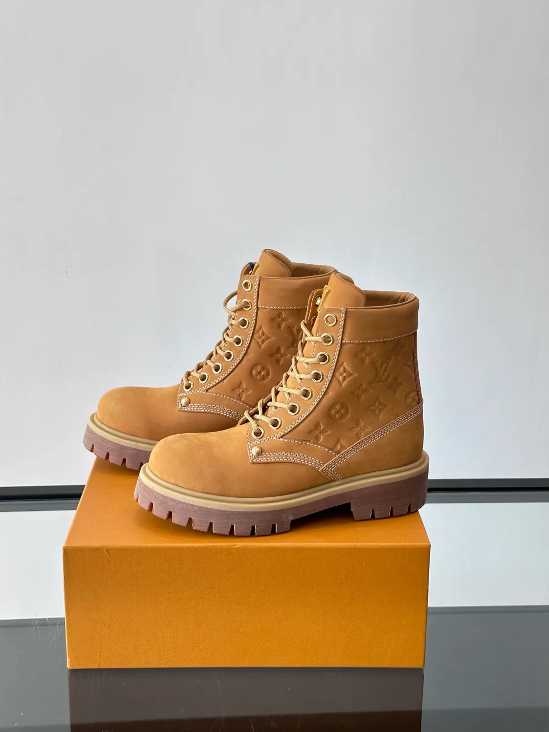 [L Home] Top P: 920💰 Size: 39-44 (45 can be customized) LOUIS VUITTON Louis Vuitton ss25 LV Donkey brand new thick-soled lace-up big-toe shoes men's casual shoes high-top short boots. These boots are crafted from top-grain calf leather for a lightweight and comfortable fit. The thick EVA outsole is embellished with eye-catching ridges, and the trendy attitude of being both strong and soft makes it an everyday choice. ✔Upper: imported first-layer cowhide ✔Lining: cowhide ✔Outsole: original molded outsole